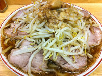 「Wチャーシュー麺（8枚入り） ヤサイアブラカラメ」@ラーメン二郎 環七新代田店の写真