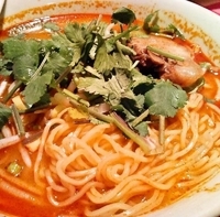 「トムヤムラーメン（パクチートッピング無料）800円」@ティーヌン 池袋パルコ店の写真