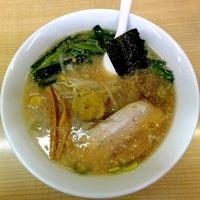 「ラーメン（麺固め・半分）+ニンニク+ニラ」@本格的豚骨そば まりぼの写真