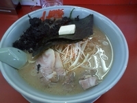 「醤油ピリ辛ネギラーメン中盛+あおさ+バター+チャーシュー2枚（オ」@ラーメン山岡家 春日部店の写真