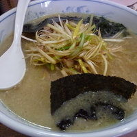 「ネギラーメン(700)+中盛(100)」@魔法使いの写真