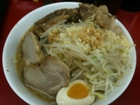 「ラーメン[小]（700円）+野菜増し+にんにくダブル」@モッコリ豚の写真