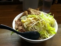 「豚入りラーメン（野菜+にんにく+カラメ）」@ラーメンアキラの写真