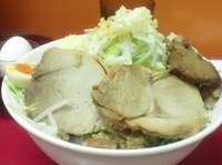 「中ラーメン + 子豚 + 生卵 （ 野菜、にんにくダブル）」@モッコリ豚の写真