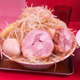 ラーメン豚二枚+煮卵+無料トッピング全部野菜マシマシ