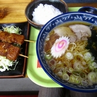 「ラーメン500円+串カツ300円+半ライス150円」@丸八亭 大田原店の写真