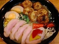 「熊本ラーメンにたこ焼き君とチャーシューだぁ（700円）」@肥後っ子 大石家の写真