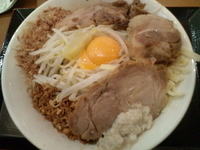 「まぜそば大 豚増し チーズ アブラ ニンニク少し」@ジャンクガレッジ イオンレイクタウンmori店の写真