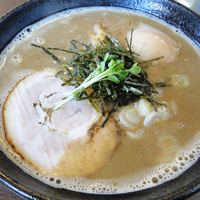 「塩そば（細縮れ麺） 700円 + 味玉100円」@つけ麺 弥七の写真