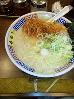 「塩ラーメン【700円】ネギともやしキムチは無料トッピング」@麻布ラーメン 慶応三田店の写真