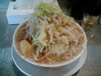 「ラーメン（野菜多め+油多め+にんにく）+たまねぎ」@らーめん大 汐留店の写真