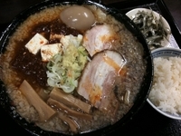 「【期間限定】麻婆三乗系ラーメン（中盛）850円+ライス100円」@煮干 丸めの写真