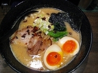 「豚骨ラーメン 650円（+味玉、らーなび無料）」@麺屋 立葵の写真