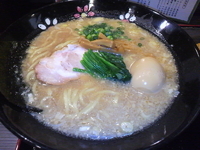 「とんこつ醤油らーめん（太麺）+味玉」@初代 麺松の写真