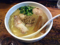 「白鶏らーめん大盛（680円大盛ランチサービス）+味玉（100円）」@鶏の穴の写真