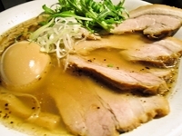 「煮豚塩そば+味玉」@SOBAHOUSE金色不如帰の写真