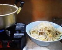 「火山（ニンニク少し・ショウガダレ） 800円」@ラーメン富士丸 板橋南町店の写真