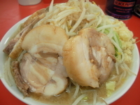 「ラーメン （豚増プラス2枚） ニンニク・カラメ」@ラーメン豚塾の写真