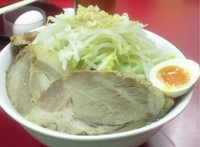 「中ラーメン + 子豚 + 生卵 （ 野菜、にんにくダブル ）」@モッコリ豚の写真
