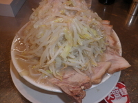 「塩ラーメン（600円）豚（120円）野菜増し・ニンニク・アブラ」@らーめん大 汐留店の写真