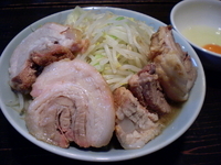 「小豚（260g） 野菜増し 800円  生卵 50円」@ラーメンかじろうの写真