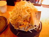 「豚さんちラーメン豚ダブル（野菜ましまし、ニンニクなし）+チャーシ」@豚さんちの写真