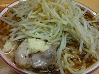 「ラーメン（豚2枚） 650円 かつおぶし 50円 しょうゆづけニ」@ラーメン二郎 環七新代田店の写真