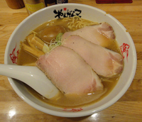 「豚骨しょうゆ（中太ちぢれ麺）800円+ローストポーク230円+特」@ラーメン専門店 まんだら屋の写真