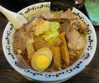 「メガ豚野郎ラーメン（カエシ、化調、アブラ、ニンニクマシ）980円」@野郎ラーメン 神田本店の写真