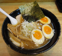 「ラーメン（並盛）680円+味玉チャーシュー250円」@つけ麺 きくちゃんの写真