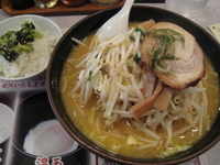 「炒めもやしらあめん[750円]+ミニ野沢菜ごはん（ランチタイムサ」@ラーメン北斗 新橋支店の写真