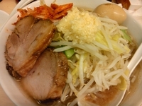 「ラーメン 700円 ニンニク 生玉子50円 味玉80円 キムチ8」@自家製ラーメン 大者の写真