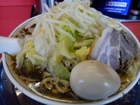 「ラーメン 700円 3連麺 玉子 野菜 麺多め」@麺でる 田園調布本店の写真