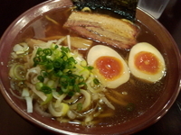 「煮干し醤油らーめん+味玉」@らーめんなが田の写真