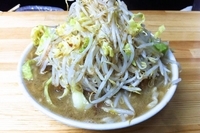 「ラーメン中+豚トリプル+ヤサイカラメ」@自家製太麺 ドカ盛 マッチョ 難波千日前店の写真