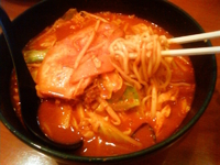 「鬼源ラーメン閻魔大盛り（激辛）+野菜」@麺 源屋 目黒店の写真