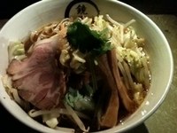 「野菜盛醤油ラーメン（980円）」@らーめん愉悦処 鏡花の写真