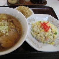 「Aセット（手打らーめん+半チャーハン）870円+焼き餃子300円」@飯城園の写真