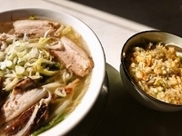 「豚バラ塩ラーメン炒飯セット ￥924 餃子（ちらし持参でサービス」@中華料理 厨技楼の写真