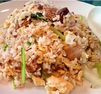 「皮付豚バラ青菜チャーハン（819円）」@百香亭 龍ヶ崎店の写真