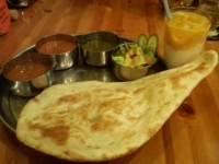 「カマルセット（バターチキン・野菜のグリーンカレー・ナン・マンゴー」@インド料理 Namasuteの写真