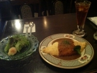 「オムカレー・Aセット（ドリンク・サラダ付）（1533円）」@Cafe洋食倶楽部 ロマン亭の写真