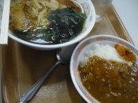 「Aセット（ラーメン+半カレー）680円」@鮫洲食堂の写真