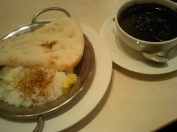 「黒のシーフードカレー ナン&ライス（1039円）」@すかいらーく 千葉貝塚店の写真