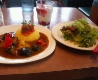 「夏野菜の彩りカレーセット1580円（プレステンクーポンにて880」@カフェウォールの写真