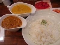 「スパイシー肉団子と野菜&クリームチキン」@raffles curryの写真