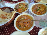 「ランチ750円 × 3  ベジタブルカレー、キーマカレー、チキン」@ラジュ・モハンの写真