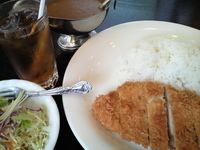 「国産ロースとんかつカレー+サラダ+ウーロン茶（980円）」@カレーショップ ラホールの写真