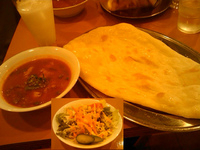 「本日の日替わりスペシャルカレーセット（ナン）@ラッシー」@ナマステヒマール 大島店の写真