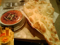 「トマト・チキン（ナン、マンゴーラッシー、VERY HOT）@ナン」@パリワールの写真